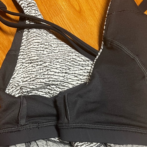 EUC Lululemon Knot Your Typical Tank *Medium Support For A/B Cup (Size 8) - Picture 10 of 14
